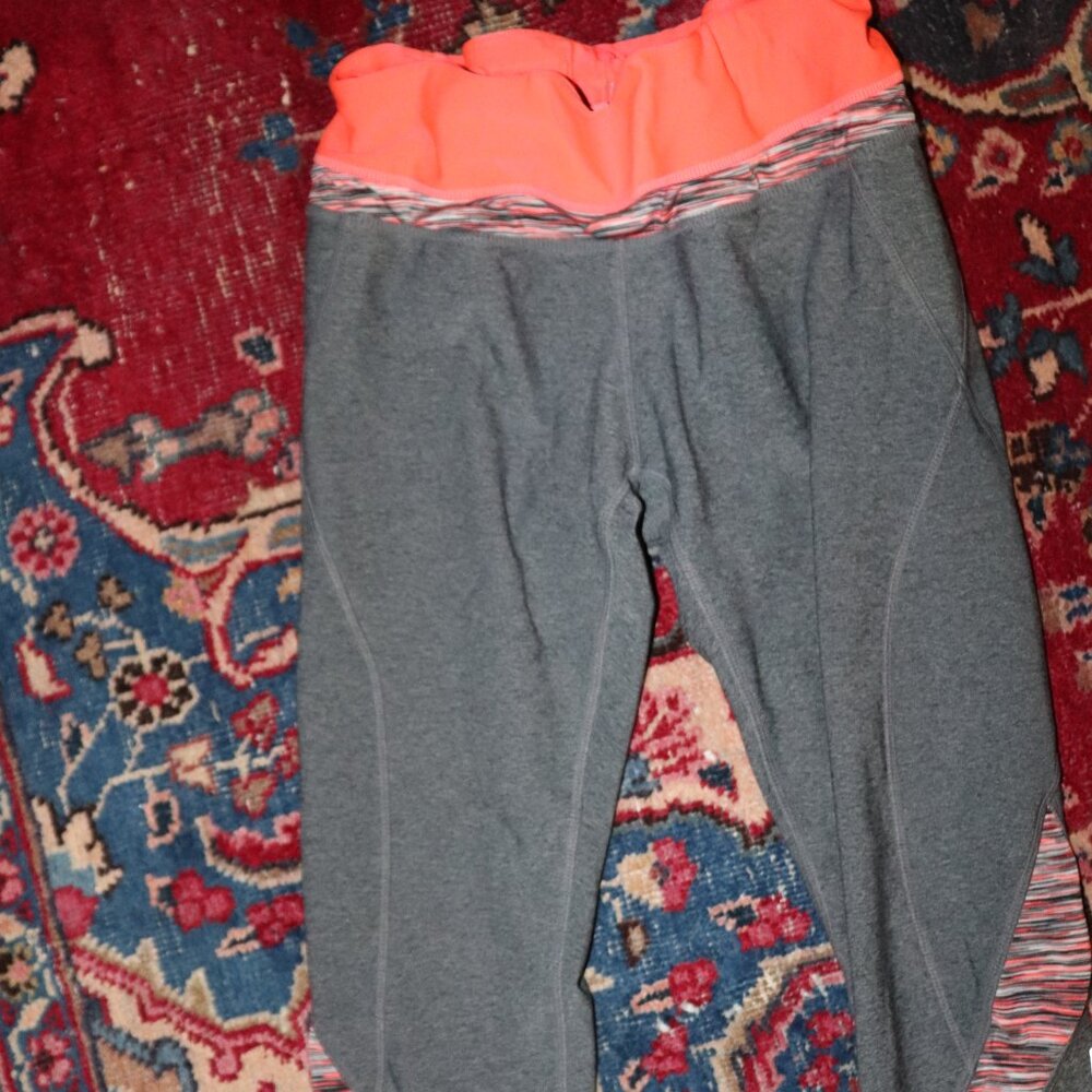 Cropped Athleisure tights.